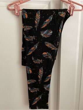 NWT Lularoe T/C leggings feather print